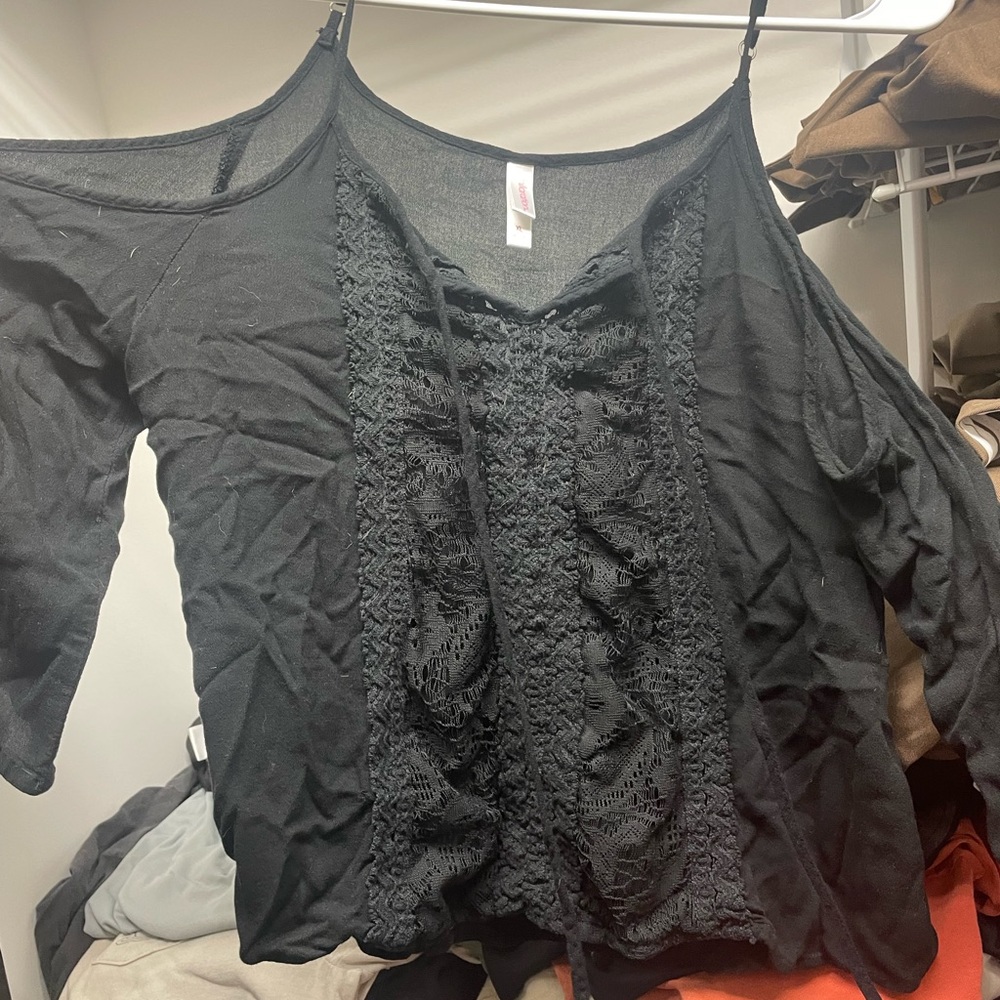 Cold shoulder tee